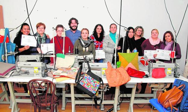 Alumnas del curso de Costura Sostenible junto al concejal de Empleo de Santomera, Víctor Egío. Ayuntamiento de Santomera