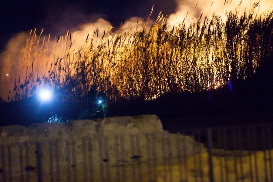 Aunque inicialmente el incendio no parecía de gran gravedad, los fuertes vientos han avivado las llamas y han dificultado su control