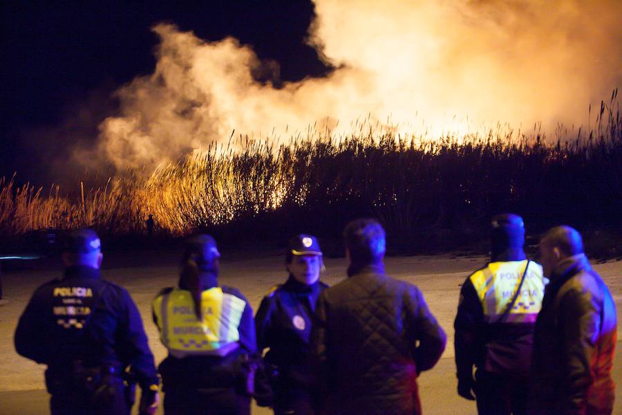 Aunque inicialmente el incendio no parecía de gran gravedad, los fuertes vientos han avivado las llamas y han dificultado su control