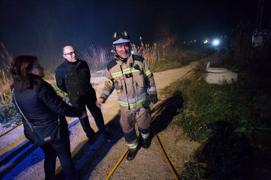 Aunque inicialmente el incendio no parecía de gran gravedad, los fuertes vientos han avivado las llamas y han dificultado su control