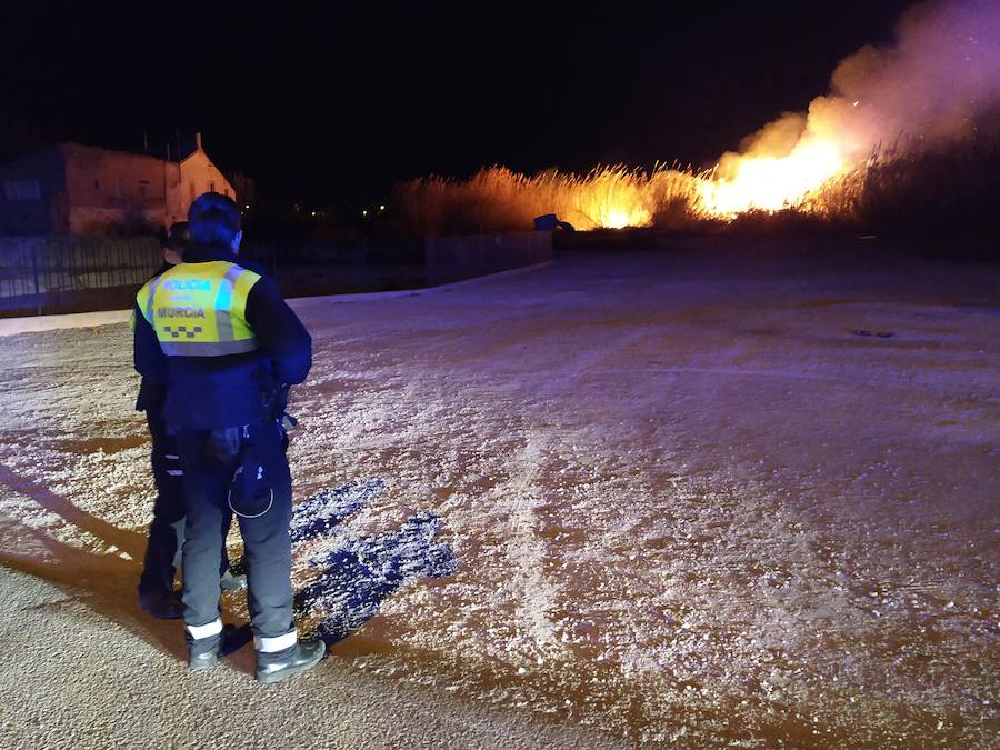 Aunque inicialmente el incendio no parecía de gran gravedad, los fuertes vientos han avivado las llamas y han dificultado su control