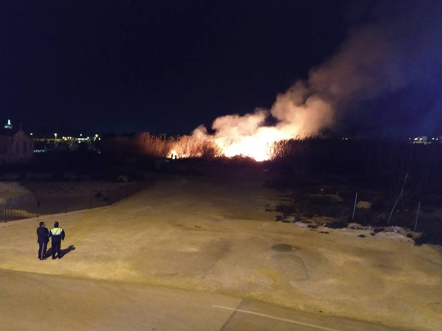 Aunque inicialmente el incendio no parecía de gran gravedad, los fuertes vientos han avivado las llamas y han dificultado su control