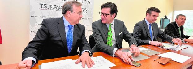 El consejero de Fomento, junto al presidente del TSJ y al secretario de Gobierno en funciones, presidiendo la comisión. 