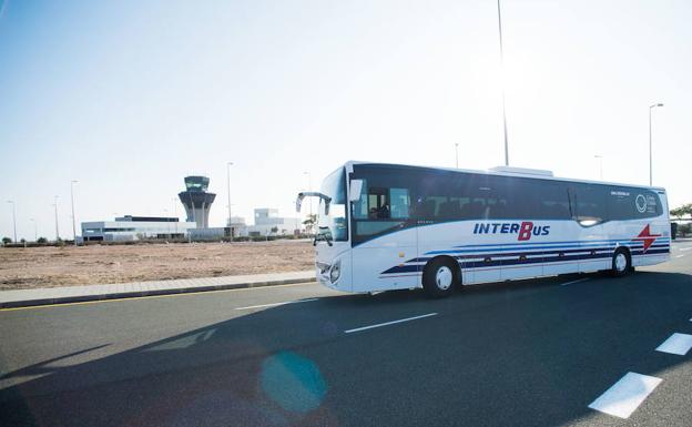 Uno de los autobuses que conecta el aeropuerto de Corvera con Los Alcázares y las urbanizaciones del Mar Menor.