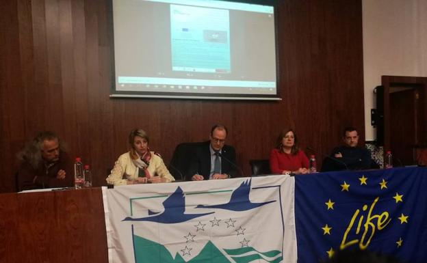 La directora general de Medio Natural, Consuelo Rosauro, durante la jornada de presentación del proyecto europeo 'Life Salinas'.