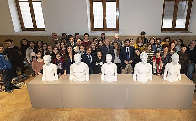 El presidente de la Comunidad, Fernando López Miras, con los alumnos de Bellas Artes de la UMU y las eculturas de Antonio López.