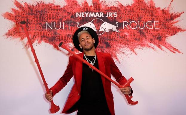 Neymar posa a la llegada a su fiesta de cumpleaños.