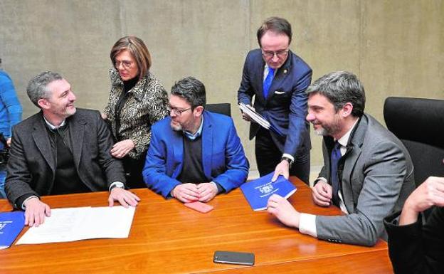 Óscar Urralburu, Rosa Peñalver, Miguel Sánchez, el fiscal superior, José Luis Díaz Manzanera (repartiendo memorias de la Fiscalía), Joaquín López y María López Montalbán. 