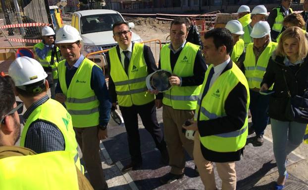 Visita a las obras del soterramiento en el entorno de la estación del Carmen, este miércoles. 