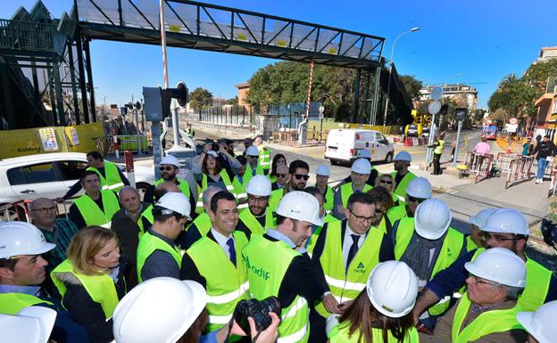 Los miembros de la Comisión, junto al paso a nivel. 