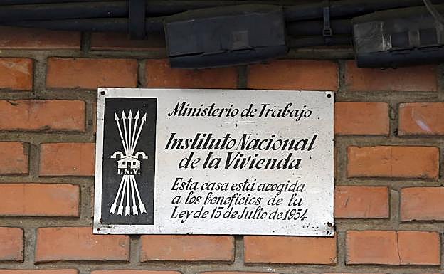 Imagen principal - Vestigios del franquismo en las calles españolas.
