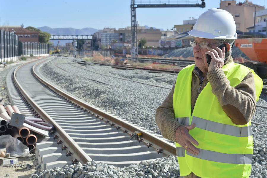 El paso a nivel de Santiago el Mayor permanecerá abierto hasta mediados de abril, según las previsiones de Adif