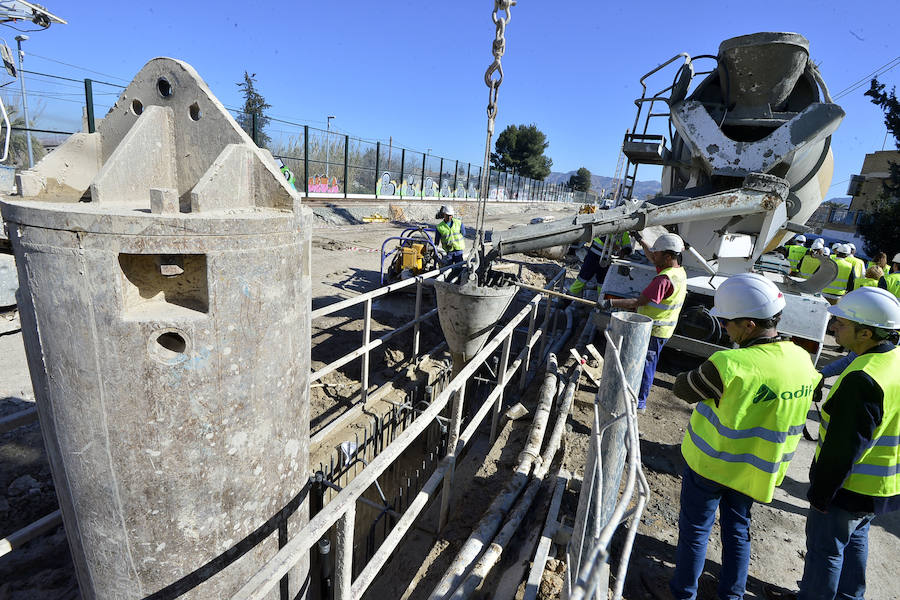 El paso a nivel de Santiago el Mayor permanecerá abierto hasta mediados de abril, según las previsiones de Adif