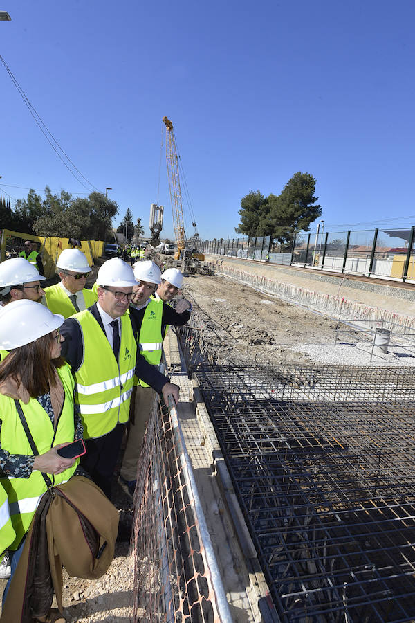 El paso a nivel de Santiago el Mayor permanecerá abierto hasta mediados de abril, según las previsiones de Adif