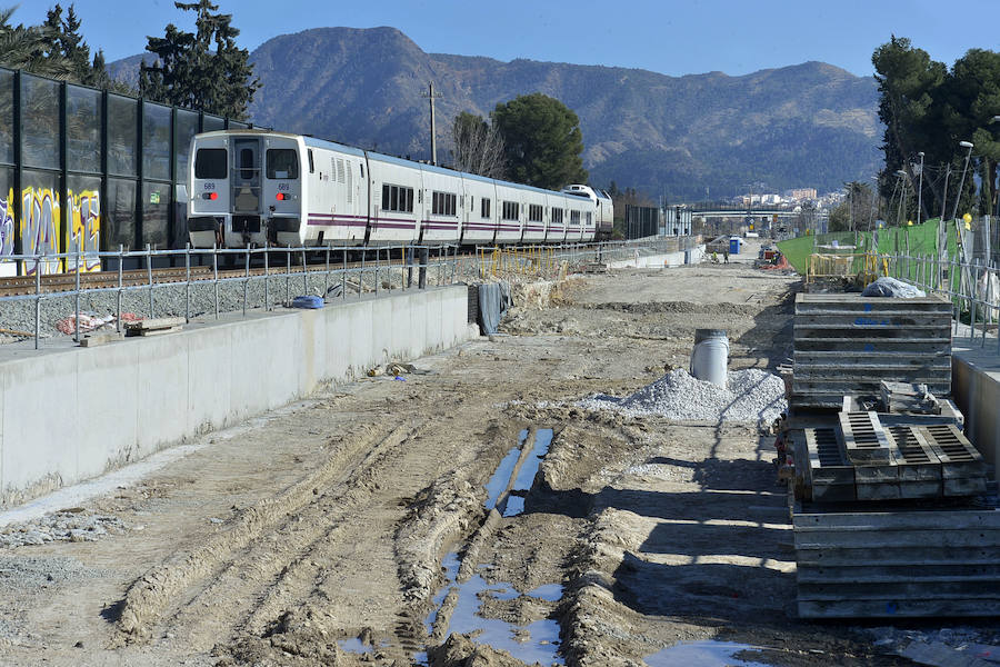 El paso a nivel de Santiago el Mayor permanecerá abierto hasta mediados de abril, según las previsiones de Adif