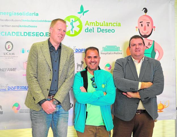 Kees Veldboer, fundador de Ambulancia del Deseo, junto a Manuel Pardo, miembro del proyecto, y Enrique Ayuso, secretario de Fundación Hefame. G.H.