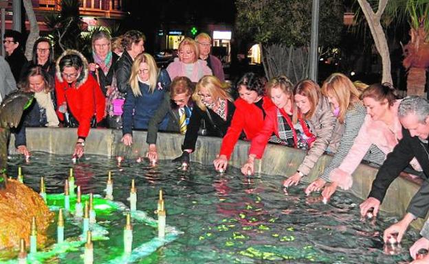 Un momento del acto simbólico de encendido de velas. 