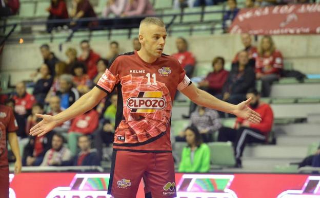 El capitán de ElPozo Murcia FS, Miguelín, en un encuentro con el equipo charcutero.