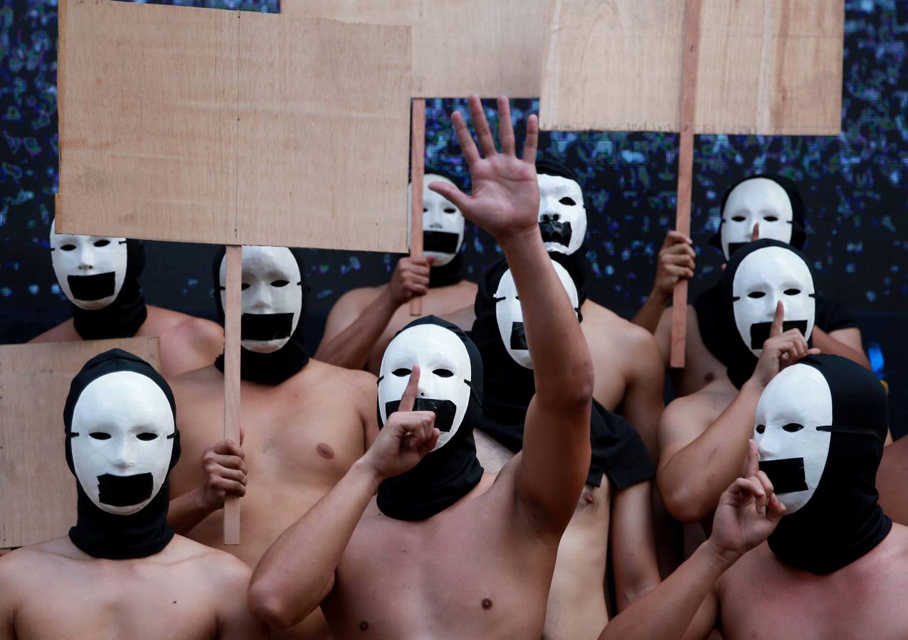 Miembros de la hermandad Alpha Phi Omega (APO) posan desnudos durante la celebración de la tradicional «Carrera de Oblación» en la Universidad de Filipinas. Todos los años, la hermandad celebra esta carrera para crear conciencia social sobre algún tema. El lema de este año es «en tu propio camino», para dar importancia a la libertad de expresión y el derecho de las personas a determinar su propio destino.
