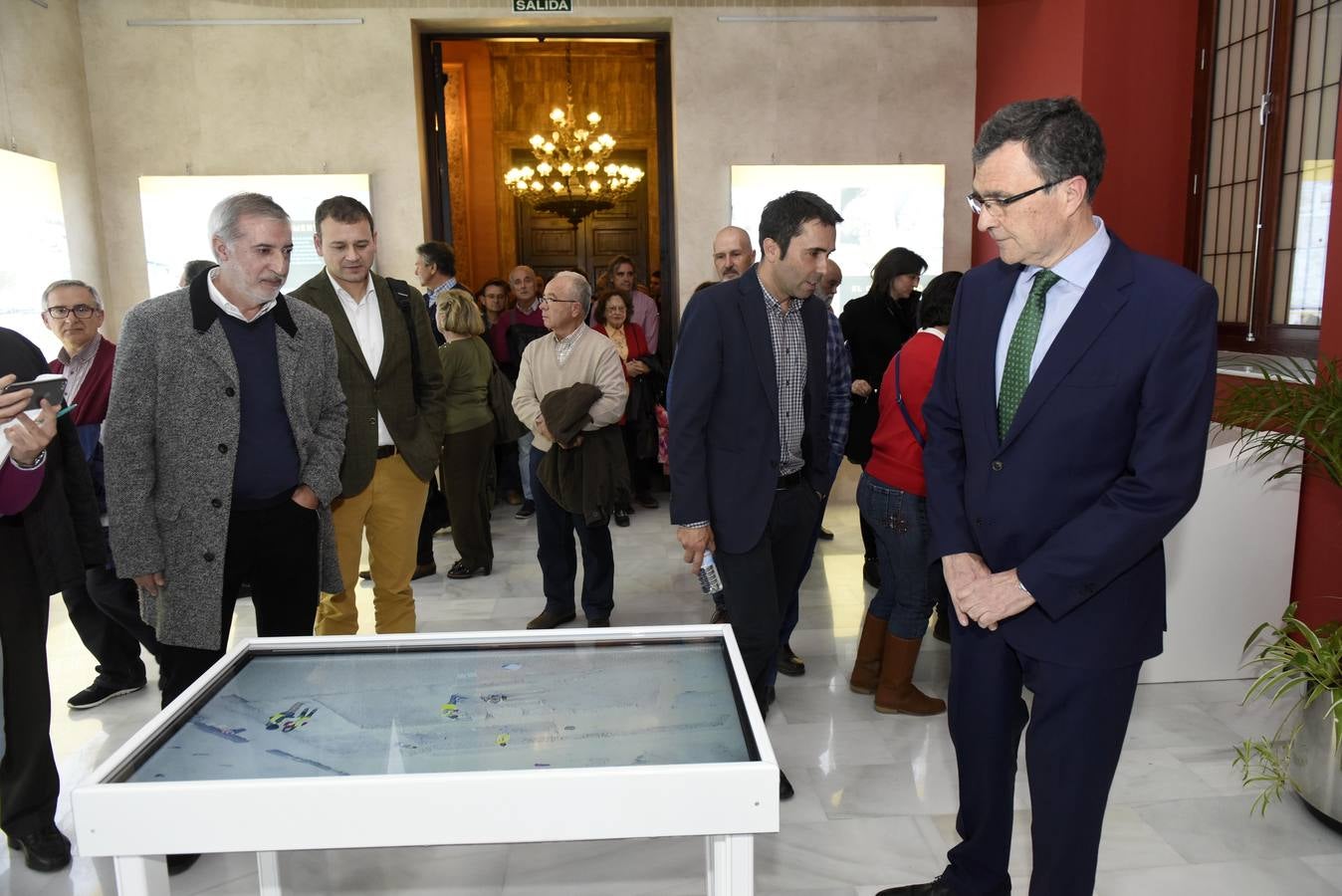 El profesor Jorge Eiroa explicó ayer los descubrimientos realizados hasta el momento.