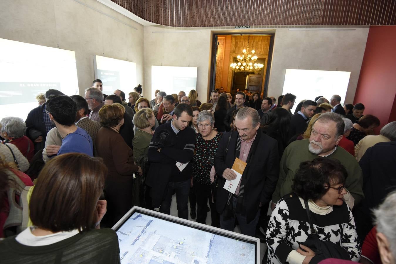 El profesor Jorge Eiroa explicó ayer los descubrimientos realizados hasta el momento.