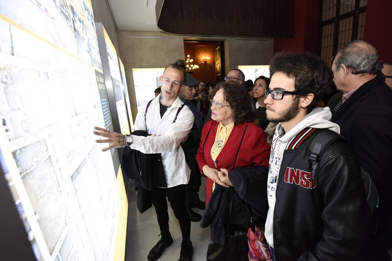 El profesor Jorge Eiroa explicó ayer los descubrimientos realizados hasta el momento.