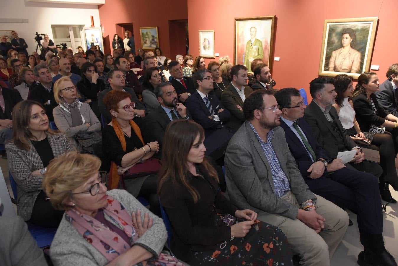 El profesor Jorge Eiroa explicó ayer los descubrimientos realizados hasta el momento.