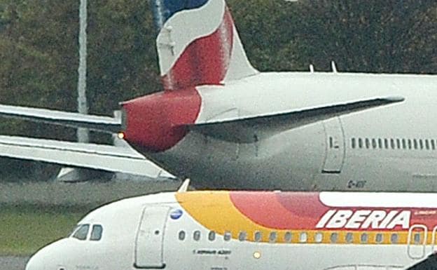 Un avión de Iberia y otro de British Airways en el aeropuerto de Heathrow (Londres).