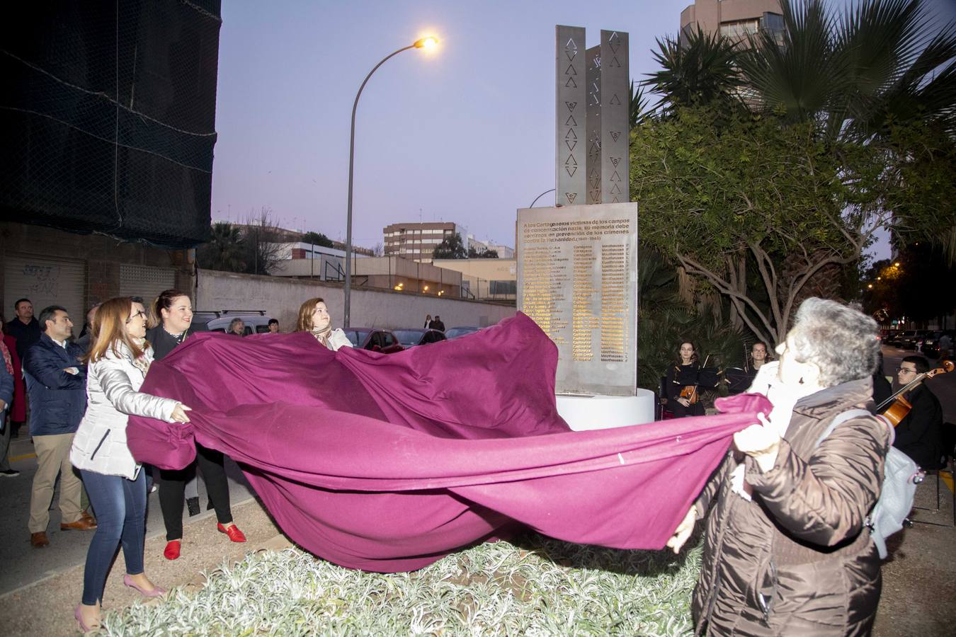 La confluencia de las calles Ronda y Carlos III fue el lugar elegido por la Asociación de la Memoria Histórica de Cartagena para colocar el monolito diseñado por la escultora Natividad Serrano, con la que ayer el colectivo rindió homenaje a los, al menos, 57 cartageneros víctimas de los campos de concentración nazis.