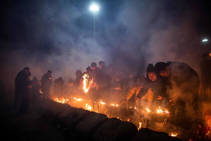 Los fieles chinos ofrecen oraciones y queman incienso en el quinto día del Año Nuevo Lunar en el Templo Budista Guiyuan en Wuhan, provincia de Hubei, centro de China, se celebra el Año del Cerdo con una semana de vacaciones en el Festival de Primavera.