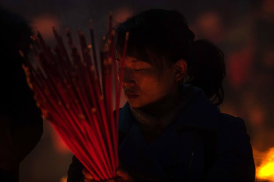 Los fieles chinos ofrecen oraciones y queman incienso en el quinto día del Año Nuevo Lunar en el Templo Budista Guiyuan en Wuhan, provincia de Hubei, centro de China, se celebra el Año del Cerdo con una semana de vacaciones en el Festival de Primavera.