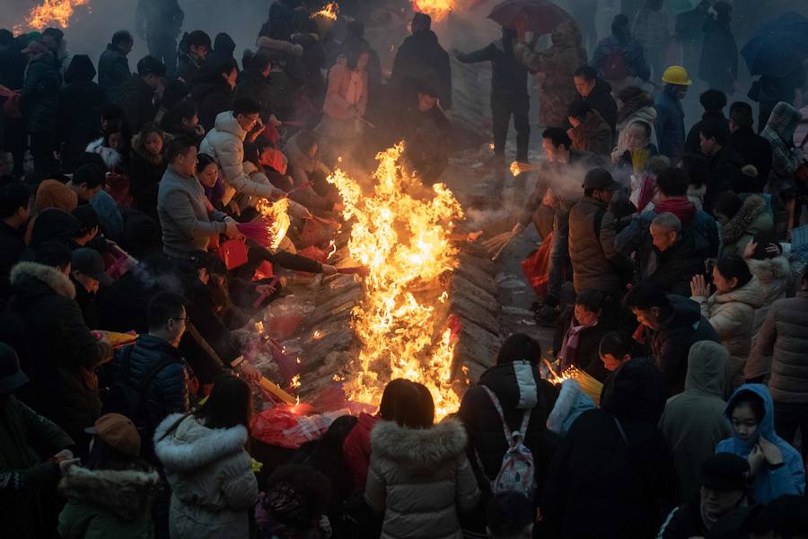 Los fieles chinos ofrecen oraciones y queman incienso en el quinto día del Año Nuevo Lunar en el Templo Budista Guiyuan en Wuhan, provincia de Hubei, centro de China, se celebra el Año del Cerdo con una semana de vacaciones en el Festival de Primavera.