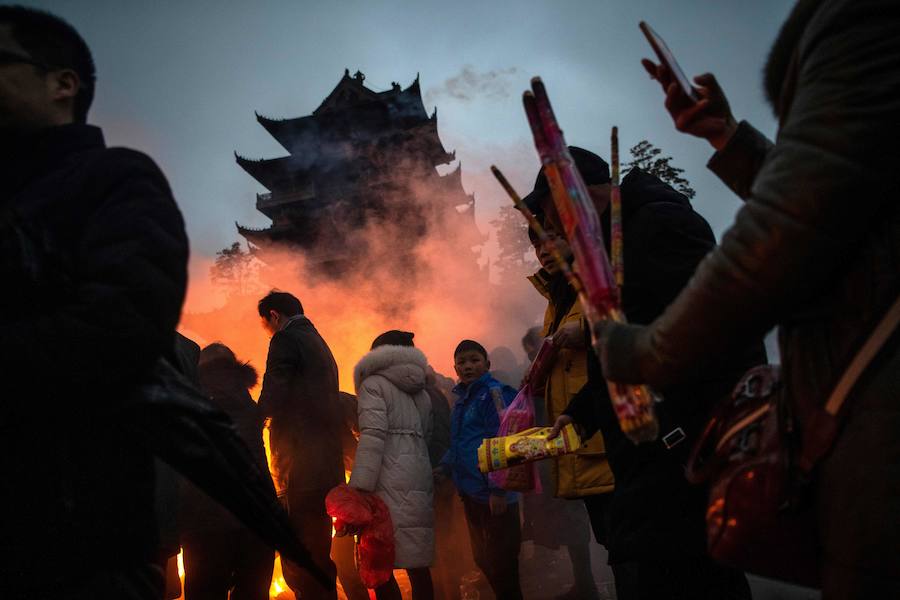 Los fieles chinos ofrecen oraciones y queman incienso en el quinto día del Año Nuevo Lunar en el Templo Budista Guiyuan en Wuhan, provincia de Hubei, centro de China, se celebra el Año del Cerdo con una semana de vacaciones en el Festival de Primavera.