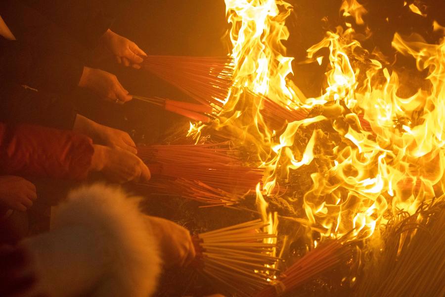 Los fieles chinos ofrecen oraciones y queman incienso en el quinto día del Año Nuevo Lunar en el Templo Budista Guiyuan en Wuhan, provincia de Hubei, centro de China, se celebra el Año del Cerdo con una semana de vacaciones en el Festival de Primavera.
