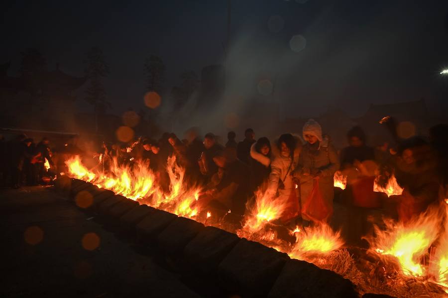 Los fieles chinos ofrecen oraciones y queman incienso en el quinto día del Año Nuevo Lunar en el Templo Budista Guiyuan en Wuhan, provincia de Hubei, centro de China, se celebra el Año del Cerdo con una semana de vacaciones en el Festival de Primavera.