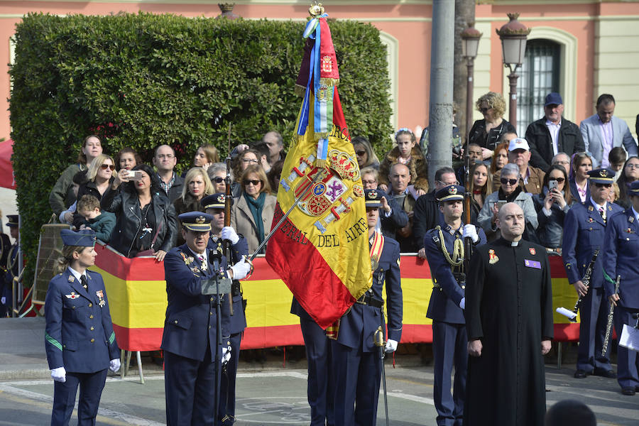 Siete aviones C-101 de la Patrulla Águila han dibujado en el cielo de Murcia los colores de la enseña nacional, en un acto en el que han participado 350 vecinos y que han expresado su compromiso hacia nuestro país