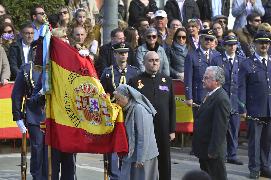 Siete aviones C-101 de la Patrulla Águila han dibujado en el cielo de Murcia los colores de la enseña nacional, en un acto en el que han participado 350 vecinos y que han expresado su compromiso hacia nuestro país