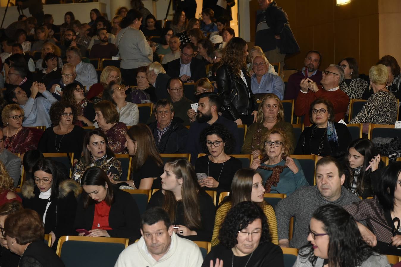 La gala de presentación, a la que no le faltaron el folclore y los trovos, permitió a cada una de las candidatas darse a conocer