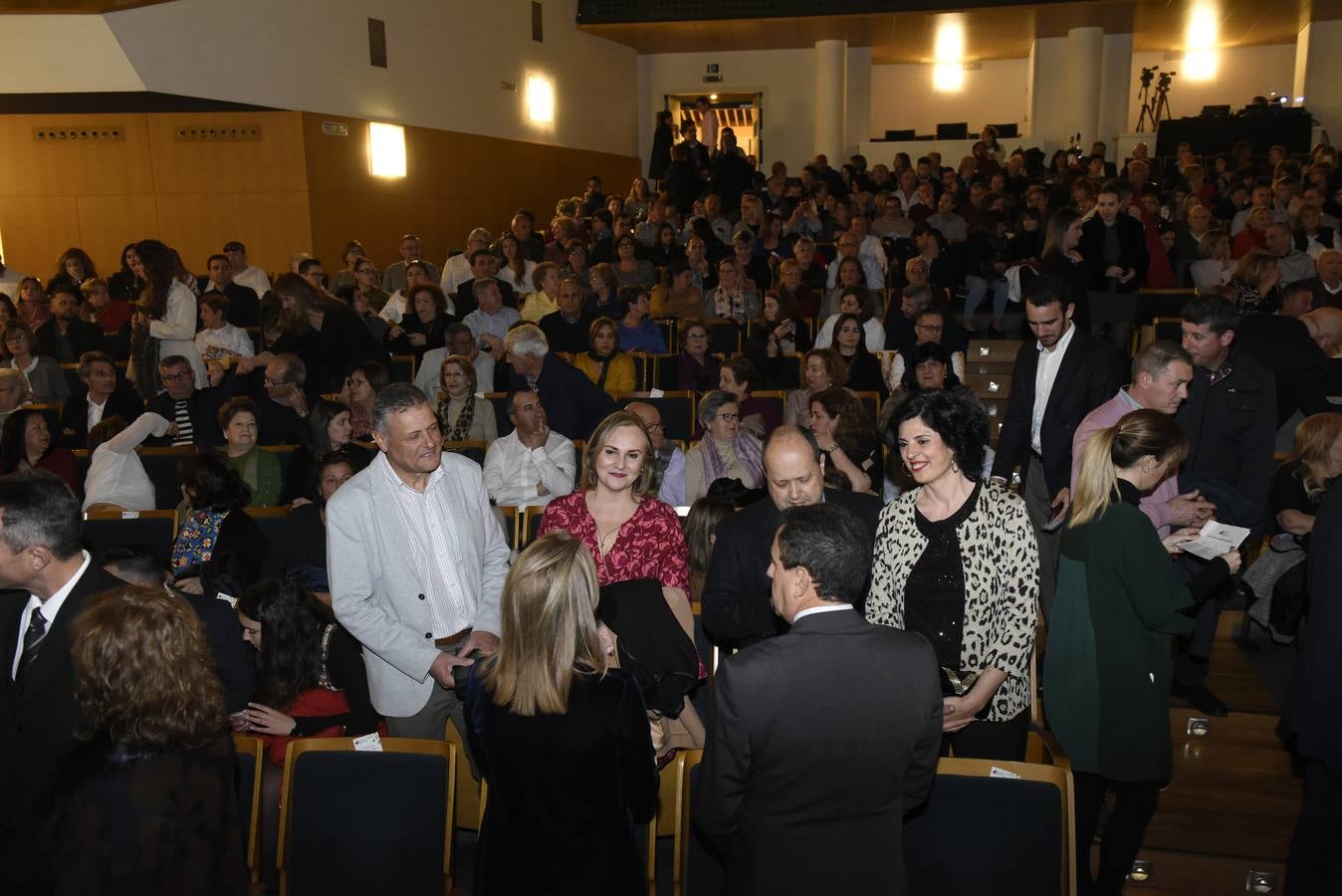 La gala de presentación, a la que no le faltaron el folclore y los trovos, permitió a cada una de las candidatas darse a conocer