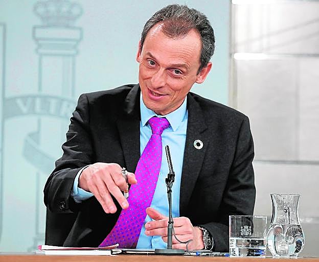 Duque explica las novedades de su departamento. 