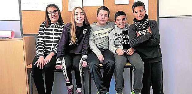 'Los periodistas de oro'. Laura, Sofía, Alberto, Jesús y Youness Derouich, del colegio Nuestra Señora de los Dolores de Torre Pacheco. . 