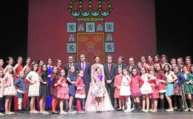 Las 26 candidatas mayores y las 28 infantiles posan juntas en el escenario del auditorio Víctor Villegas tras finalizar la gala de presentación. 