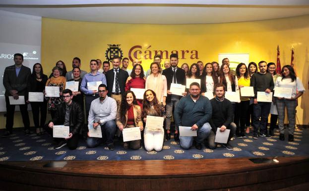 Entrega de diplomas en la sede de la Cámara de Comercio de Murcia.