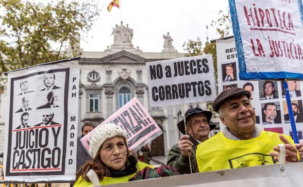 Un grupo de ciudadanos protesta junto al Tribunal Supremo por el impuesto hipotecario.