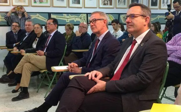 El delegado del Gobierno en la Región, Diego Conesa, y el ministro de Cultura y Deporte, José Guirao, en el salón de actos del IES Floridablanca, en Murcia.