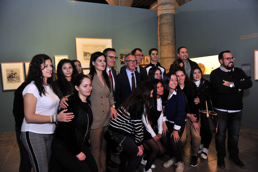 El ministro de Cultura y Deportes, José Guirau, junto con el delegado de Gobierno, Diego Conesa, visitan la exposición de 'Floridablanca. La sombra de un rey'.