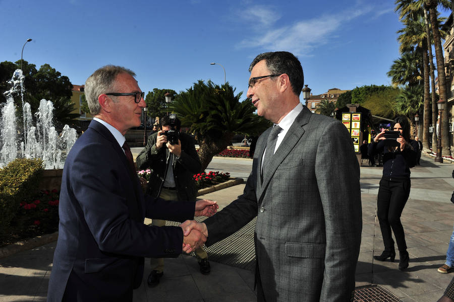 El ministro de Cultura y Deportes, José Guirau, junto con el delegado de Gobierno, Diego Conesa, visitan la exposición de 'Floridablanca. La sombra de un rey'