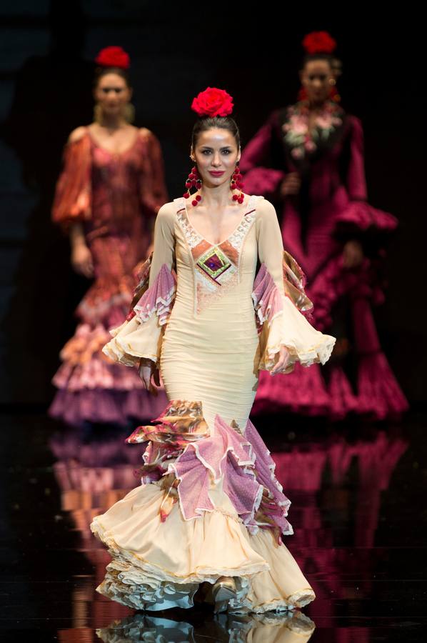 Varias modelos desfilan dentro del salón internacional de moda flamenca SIMOF, en Sevilla, que este año celebra su 25 aniversario.