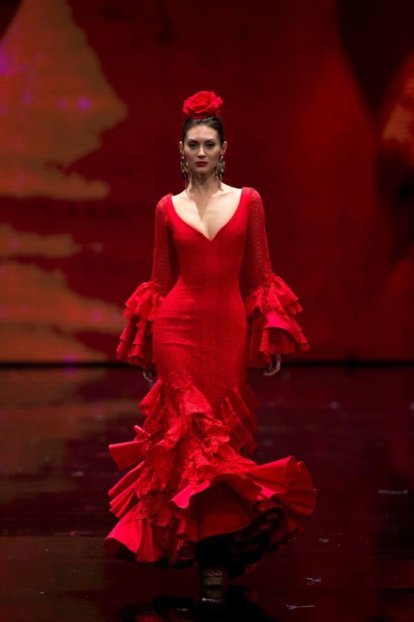 Varias modelos desfilan dentro del salón internacional de moda flamenca SIMOF, en Sevilla, que este año celebra su 25 aniversario.