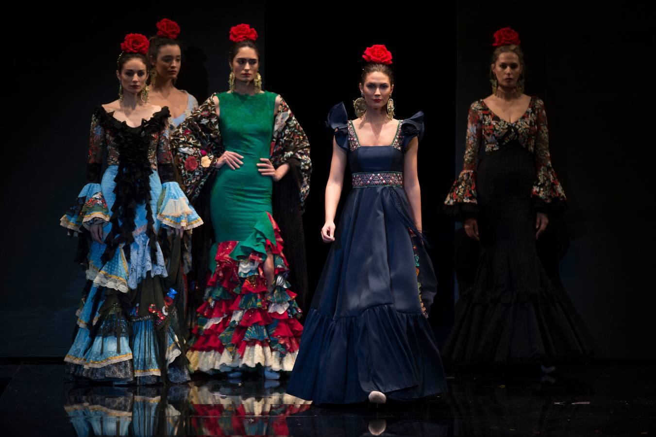 Varias modelos desfilan dentro del salón internacional de moda flamenca SIMOF, en Sevilla, que este año celebra su 25 aniversario.